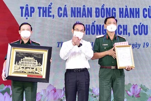 Tôn vinh các tập thể, cá nhân cùng Quân khu 7 “chống dịch, cứu dân”