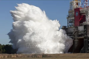 Hệ thống tên lửa đẩy SLS trong cuộc thử nghiệm lần thứ hai tại Trung tâm Vũ trụ Stennis của NASA bên ngoài vịnh St. Louis ở Mississippi, Mỹ, ngày 18-3-2021. Ảnh: TTXVN