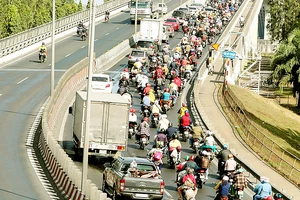 Muôn kiểu trở lại thành phố sau tết
