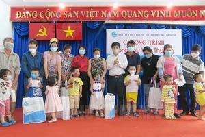 Chương trình “Vòng tay yêu thương” trao tặng quà cho trẻ em mồ côi do dịch Covid-19. Ảnh: hcmcpv.org.vn