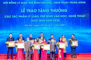 Đại diện 13 cơ quan, đơn vị nhận tặng thưởng lĩnh vực lý luận, phê bình văn học, nghệ thuật năm 2020. Ảnh: Báo Nhân Dân