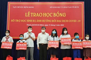 Trao 100 suất học bổng cho học sinh bị ảnh hưởng dịch Covid-19