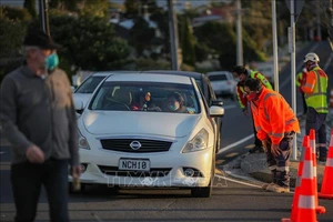  Nhân viên làm việc tại một điểm xét nghiệm Covid-19 ở Auckland, New Zealand. Ảnh: THX/TTXVN