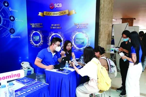 Tư vấn viên của SCB hướng dẫn kỹ lưỡng cho các bạn sinh viên tham gia trong Ngày hội tuyển dụng Ngân hàng - Chứng khoán