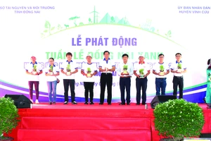 Ông Huỳnh Tấn Lộc (thứ ba từ phải qua) - đại diện Vedan Việt Nam - đang nhận những phần quà là cây xanh từ Ban tổ chức chương trình