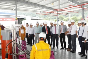 Các đại biểu tham quan Trạm chiết nạp LPG Bà Rịa - Vũng Tàu