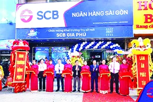 Đại diện lãnh đạo SCB Gia Phú và khách hàng cùng thực hiện cắt băng khai trương