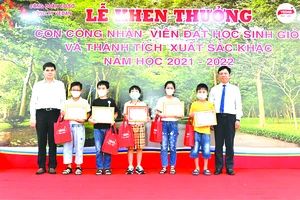 Phó Tổng Giám đốc Vedan Việt Nam - ông Ko Chung Chih trao học bổng và phần thưởng cho con em cán bộ công nhân viên