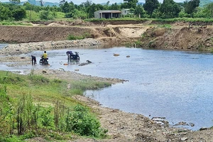 Khu vực suối bị đắp đập, xây dựng khu nuôi cá tầm quy mô lớn chưa được cấp phép