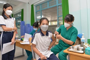 Hoàn thành tiêm chủng vaccine Covid-19 để trẻ an toàn tới trường