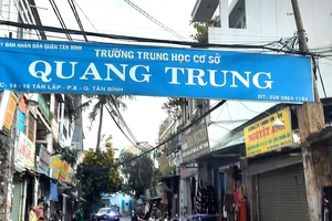 Cổng trường mục ruỗng, nguy cơ đổ sập