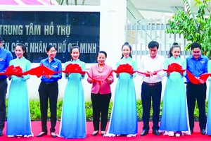 Các đại biểu cắt băng khánh thành Trung tâm Hỗ trợ thanh niên công nhân TPHCM tại quận 12