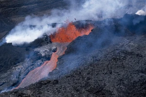 Nham thạch chảy ra từ đỉnh núi Mauna Loa tháng 4-1984. Ảnh: AP