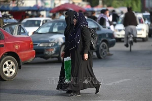 Phụ nữ Afghanistan di chuyển trên đường phố tại Kabul. Ảnh tư liệu: AFP/TTXVN