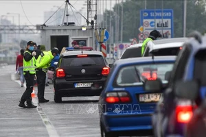 Cảnh sát Slovakia kiểm tra tại cửa khẩu Bratislava-Berg, biên giới giữa Austria và Slovakia. Ảnh tư liệu: AFP/TTXVN