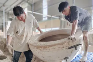 Gốm Tân Hạnh tất bật vào vụ tết