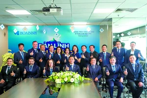 Chủ tịch HĐQT Lê Viết Hải (hàng đầu, chính giữa) cùng tập thể HĐQT, Ban lãnh đạo công ty đồng lòng quyết tâm đưa Tập đoàn Xây dựng Hòa Bình vượt qua những khó khăn, thách thức trong tình hình mới hiện nay và hướng đến lợi ích chung cao nhất của tập đoàn, cổ đông