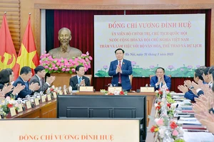 Chủ tịch Quốc hội làm việc với Bộ VH-TT-DL: "Phát triển văn hóa ngang tầm chính trị, kinh tế" 