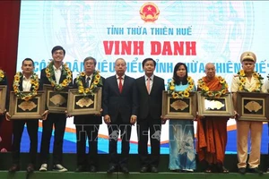 Lãnh đạo tỉnh trao hoa và chứng nhận cho các "Công dân tiêu biểu tỉnh Thừa Thiên Huế” năm 2020-2022. Ảnh: TTXVN