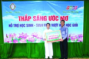 Trao học bổng “Thắp sáng ước mơ” cho học sinh khó khăn tại TP. Sa Đéc