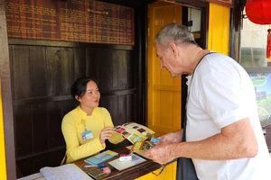 Ngày đầu Hội An soát vé theo phương án mới: Du khách và đơn vị lữ hành ủng hộ