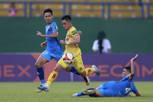 Cầu thủ Lâm Ti Phông (giữa) cùng Thanh Hóa kéo dài mạch 10 trận bất bại sau trận hòa 1-1 trước Bình Dương ở vòng 10. Ảnh: DŨNG PHƯƠNG