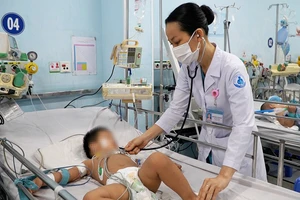 Bác sĩ Bệnh viện Nhi đồng 1 (TPHCM) thăm khám trẻ mắc tay chân miệng. Ảnh: THÀNH SƠN