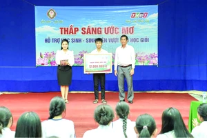 Ông Nguyễn Dương Thảo - Trưởng phòng Kế hoạch - Đầu tư Công ty TNHH MTV Xổ số kiến thiết Đồng Tháp đại diện nhà tài trợ trao học bổng “Thắp sáng ước mơ”