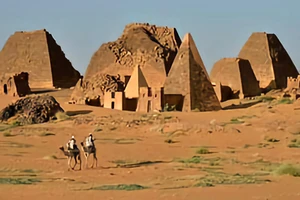 Một trong nhiều kim tự tháp ở Sudan