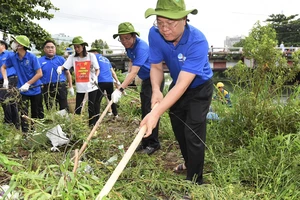 Tuổi trẻ TPHCM ra quân cải tạo cảnh quan kênh rạch 