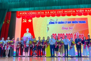 Ban tổ chức tặng hoa cho các nhà hảo tâm