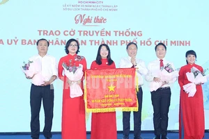 Phó Chủ tịch UBND TPHCM Dương Anh Đức trao cờ truyền thống của UBND TPHCM đến tập thể Sở Du lịch. Ảnh: Thanhuy.vn