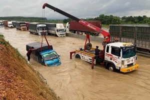 Đường cao tốc Phan Thiết - Dầu Giây bị ngập ngày 29-7. Ảnh: NGUYỄN TIẾN