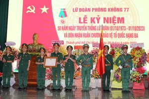 Lữ đoàn phòng không 77 đón nhận Huân chương Bảo vệ Tổ quốc hạng ba