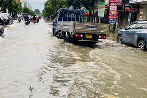 TP Cần Thơ: Người dân chật vật đối phó với triều cường 