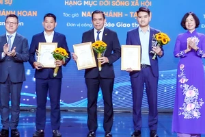 Trao giải vàng cho các tác giả