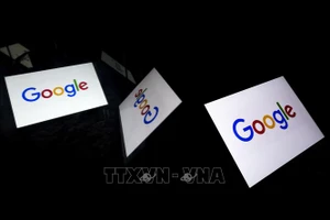 Biểu tượng Google trên màn hình máy tính bảng. Ảnh: AFP/TTXVN