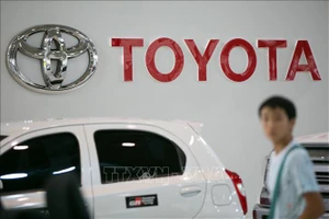 Biểu tượng Toyota tại cửa hàng ở Tokyo, Nhật Bản. Ảnh: EPA/TTXVN