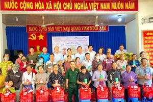 Nhà báo Vương Quyền, Phó Giám đốc Đài Tiếng nói nhân dân TPHCM cùng ông Hồ Văn Đụng, Giám đốc Agribank huyện Tân Biên cùng các đại biểu tặng quà tết đến các gia đình nghèo huyện Tân Biên, tỉnh Tây Ninh. Ảnh: CTV