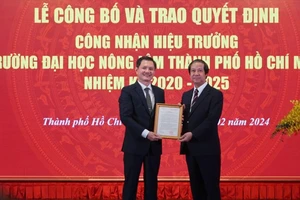 Trao quyết định công nhận Hiệu trưởng Trường ĐH Nông lâm TPHCM