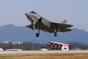 Máy bay chiến đấu F-35A của không lực Hàn Quốc tham gia một cuộc tập trận tại Gunsan, Hàn Quốc ngày 31-10-2022. Ảnh: AFP/TTXVN