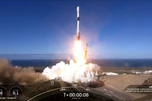 Tên lửa đẩy của công ty SpaceX mang theo vệ tinh trinh sát quân sự đầu tiên của Hàn Quốc rời bệ phóng tại Căn cứ Lực lượng vũ trụ Vanderberg ở bang California (Mỹ) tháng 12-2023. Ảnh: AFP/TTXVN