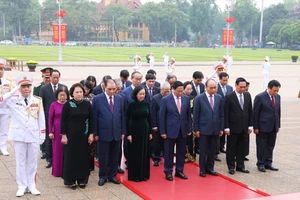 Lãnh đạo Đảng, Nhà nước vào Lăng viếng Chủ tịch Hồ Chí Minh. Ảnh: VIẾT CHUNG