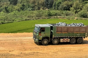 Chất thải đất đá hỗn hợp tại Dự án đường bộ cao tốc Khánh Hòa - Buôn Ma Thuột chưa biết đổ đi đâu khi chưa xác định cụ thể vị trí đổ thải. Ảnh: VOV