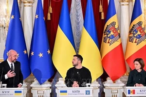 Chủ tịch Hội đồng châu Âu Charles Michel (trái), Tổng thống Ukraine Volodymyr Zelensky (giữa) và Tổng thống Moldova Maia Sandu tại cuộc họp báo ở Kiev, ngày 23-11-2023. Ảnh: AFP/TTXVN