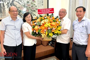 Trưởng Ban Tuyên giáo Thành ủy TPHCM Phan Nguyễn Như Khuê thăm, tặng hoa chúc mừng đồng chí Nguyễn Phương Thảo. Ảnh: CHÍ THẠCH