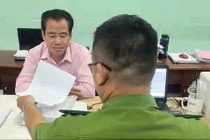 Công an làm việc với Sĩ