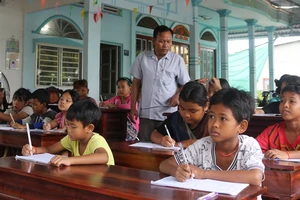 Giữ gìn văn hóa truyền thống qua lớp dạy chữ Khmer