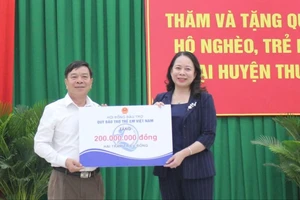 Phó Chủ tịch nước Võ Thị Ánh Xuân, Chủ tịch Hội đồng Bảo trợ Qũy Bảo trợ trẻ em Việt Nam cùng đoàn công tác đã đến thăm, tặng quà cho gia đình chính sách, hộ nghèo, trẻ em có hoàn cảnh khó khăn tại huyện Thuận Nam (tỉnh Ninh Thuận)