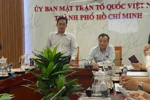 Phó Chủ tịch Ủy ban MTTQ Việt Nam TPHCM Phạm Minh Tuấn và Phó Giám đốc Sở GD-ĐT TPHCM Lê Hoài Nam chủ trì buổi làm việc